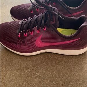 Women’s Nike sneakers